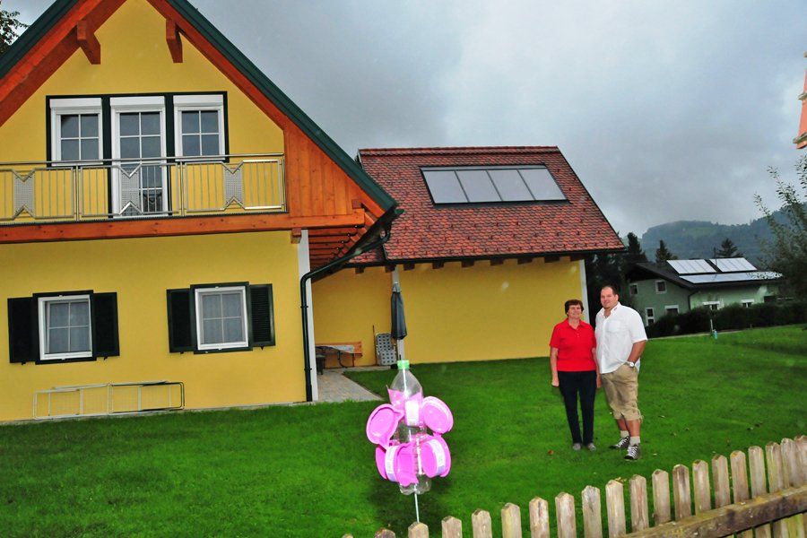 Mit der Solaranlage genießen wir außer der Wärme auch noch kostenloses Warmwasser.