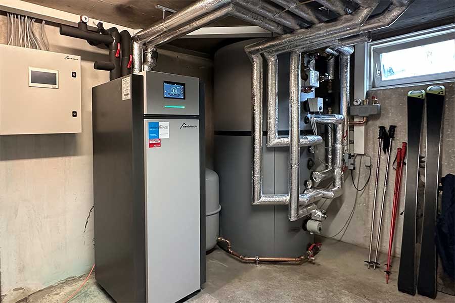 Der umgebaute Heizkeller mit Wärmepumpe und Pufferspeicher.