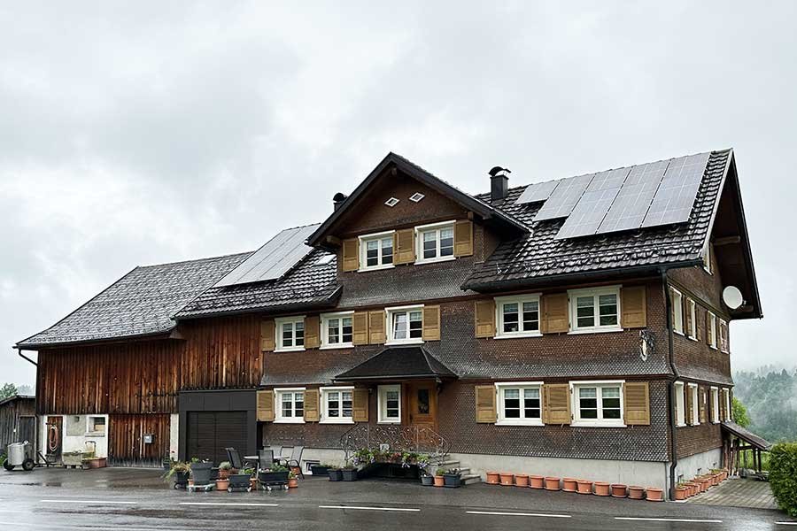 Das traditionelle Gasthaus mit neu installierter PV-Anlage.