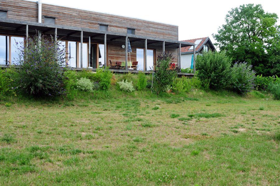 Da das Haus sehr gut isoliert und auch ein Neubau ist, hat sich die Wärmepumpe mit Tiefenbohrung am besten geeignet.