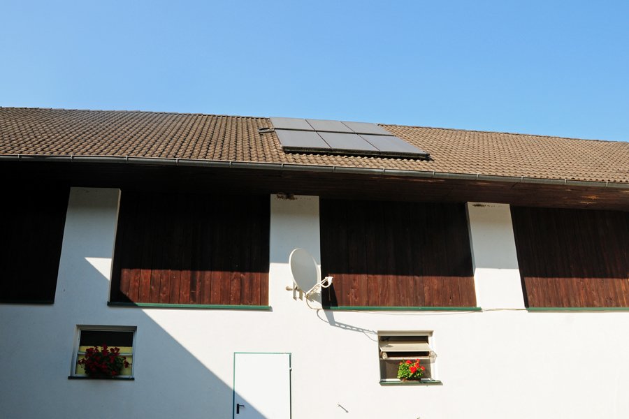 Die Solaranlage ist über 15 Jahre alt und funktioniert nach wie vor einwandfrei. Über den Sommer reicht sie als alleiniger Wärmeerzeuger aus.