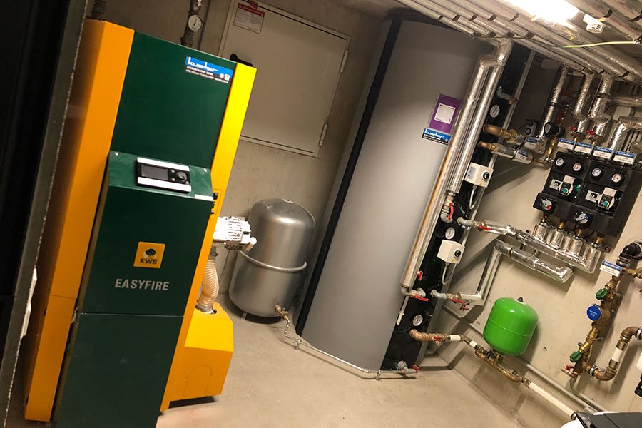 Heiraum%20mit%20Pelletskessel%2C%20Speicher%20und%20Verteilungstechnik