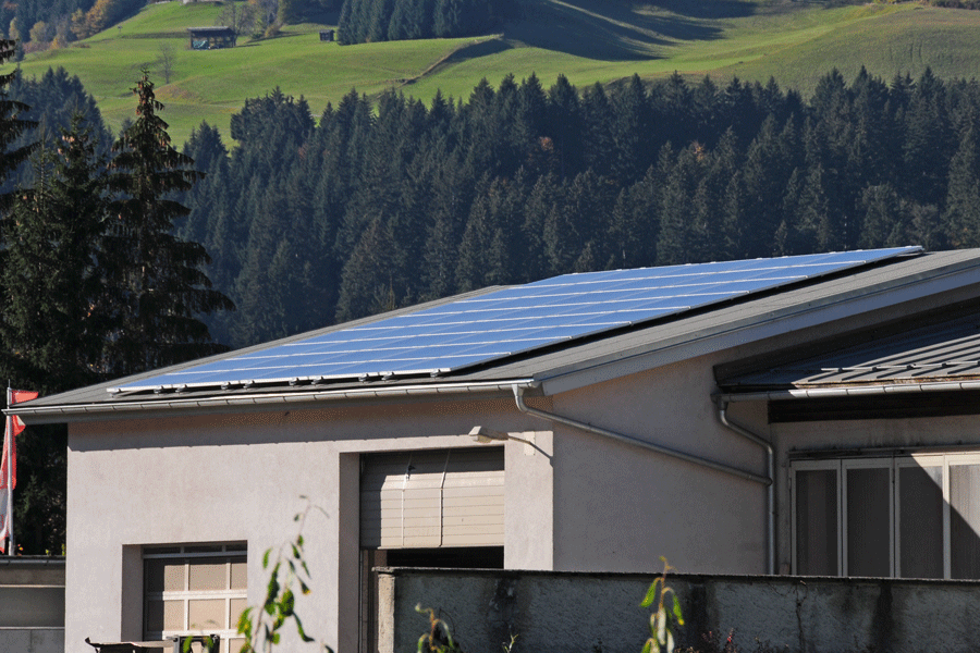 PV-Module auf dem Werkstättengebäude