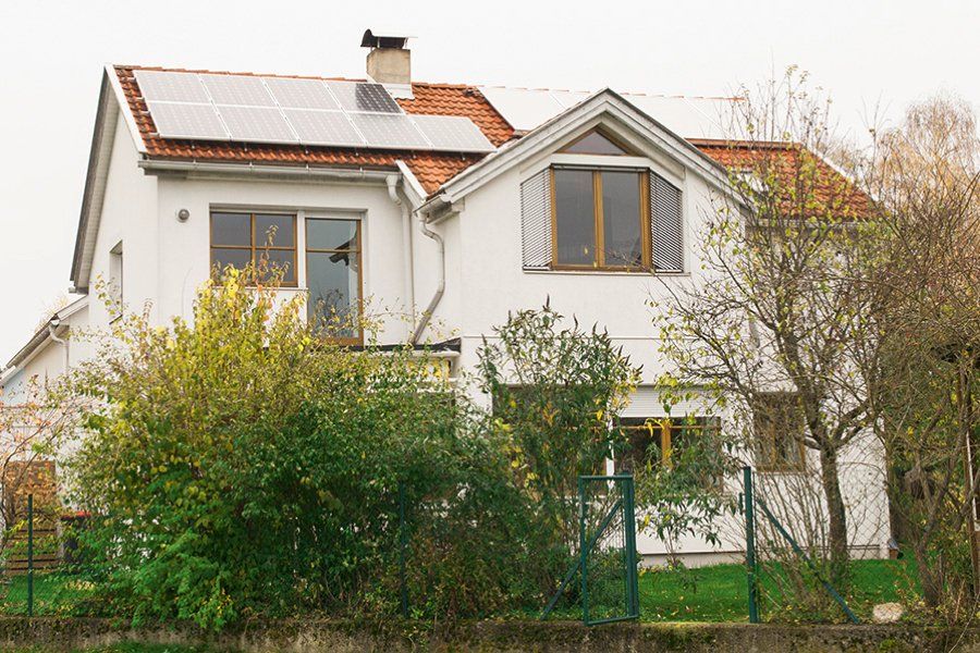 Wohnhaus mit Solar- und Photovoltaik-Anlage