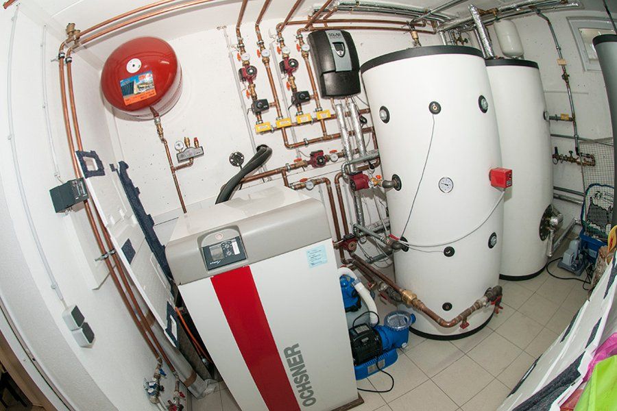Heizraum mit Wärmepumpe, Warmwasser- und Pufferspeicher