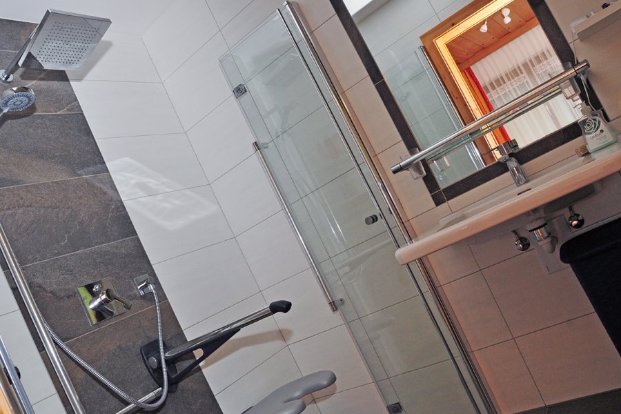 Dusche mit ebenerdigen Einstieg, attraktive Sitzbank, ästhetischer Haltegriff, rutschfeste Oberflächen. 
