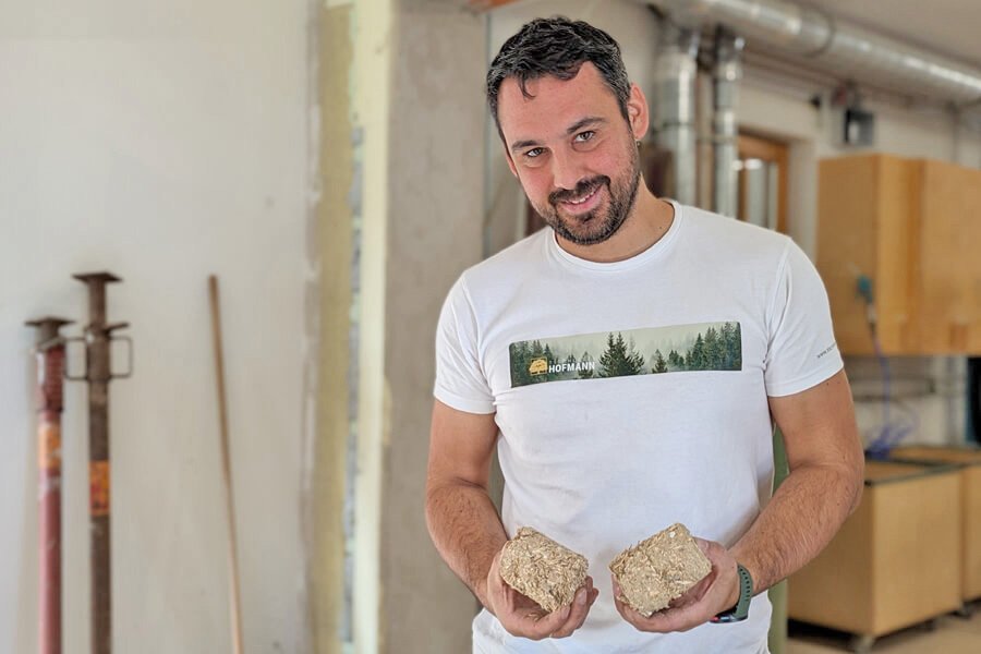 Manuel%20Hofmann%20mit%20selbst%20gepressten%20Briketts%20aus%20Holzsp%C3%A4nen