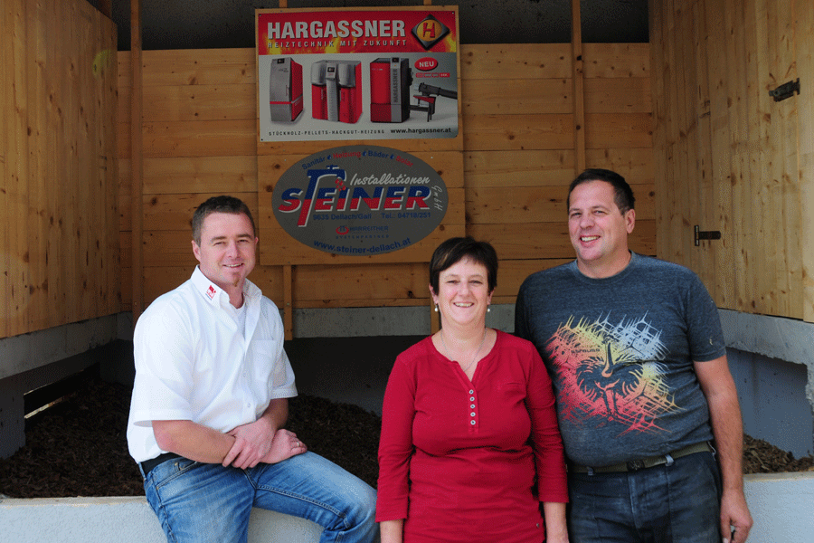 Familie Pock mit Hannes Steiner (li) vor dem neuen Hackgutlager.