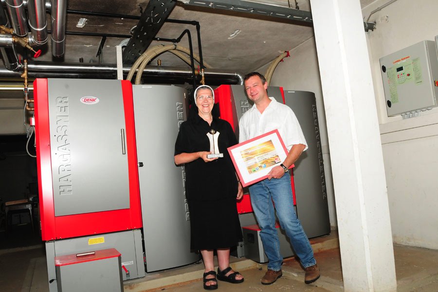 Pelletsheizung 2x100 kW im Keller des Schulgebäudes