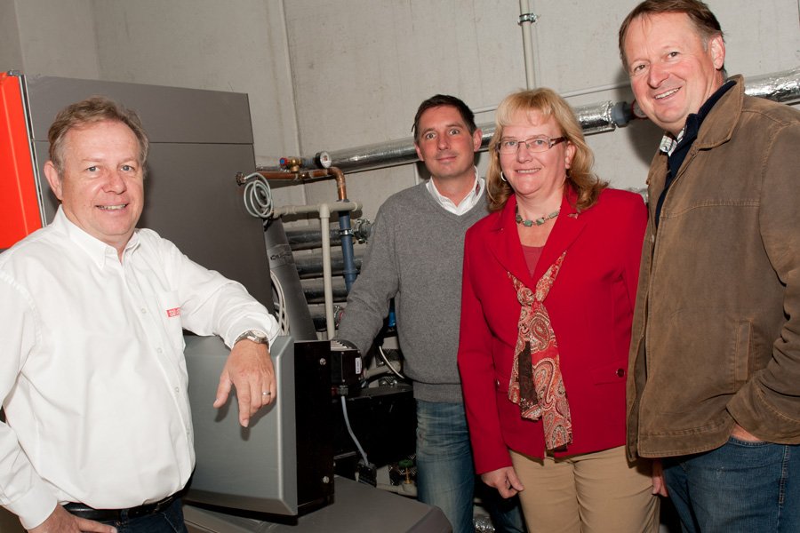 Josef Geyder und sein Mitarbeiter Josef Hoffmann mit Familie Fleckl