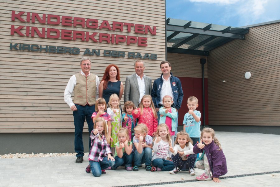 Bernhard Kubica, Kindergartenleiterin Irmgard Winter-Köck, Bgm. Florian Gölles, Techniker Firma Kubica Christian Fink und Kindergartenkinder