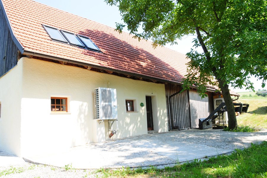 Im Haus haben wir zwei Kachelöfen, die als Zusatzheizung dienen.