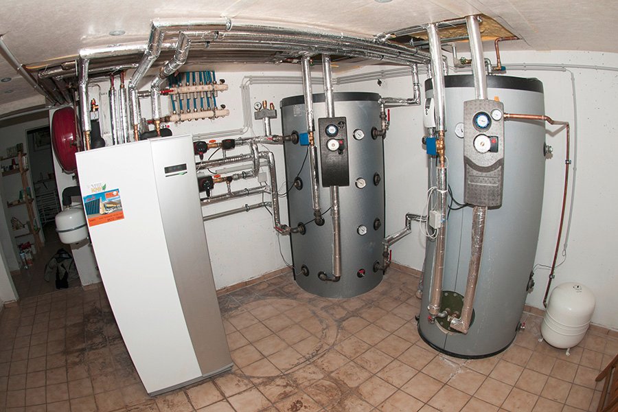 Heizraum mit Wärmepumpe Puffer- und Warmwasserspeicher