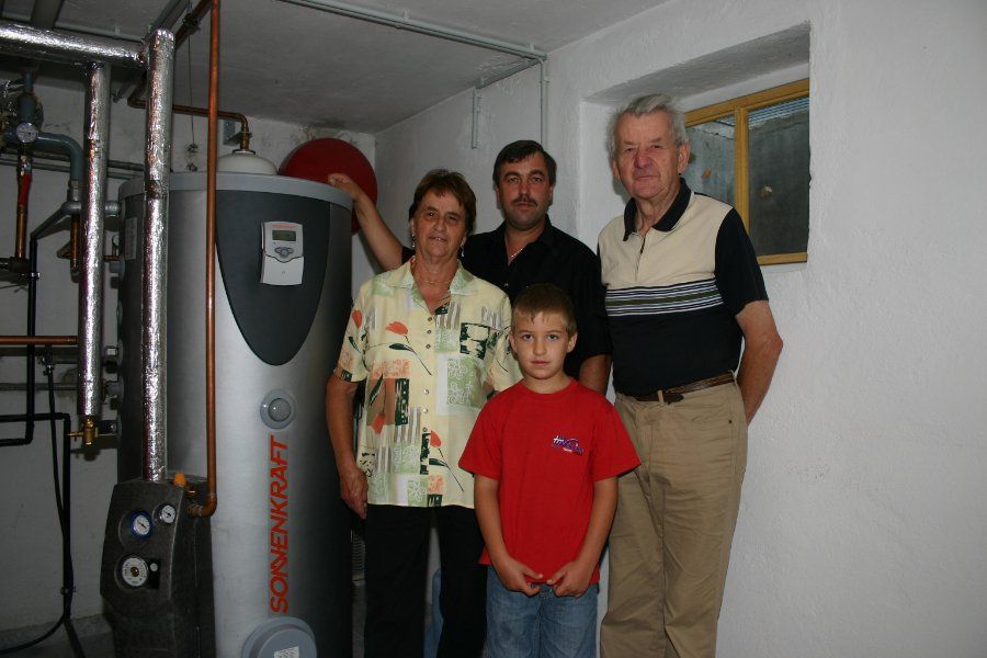 Hildegard und Karl mit Enkelsohn und Hans Widmann