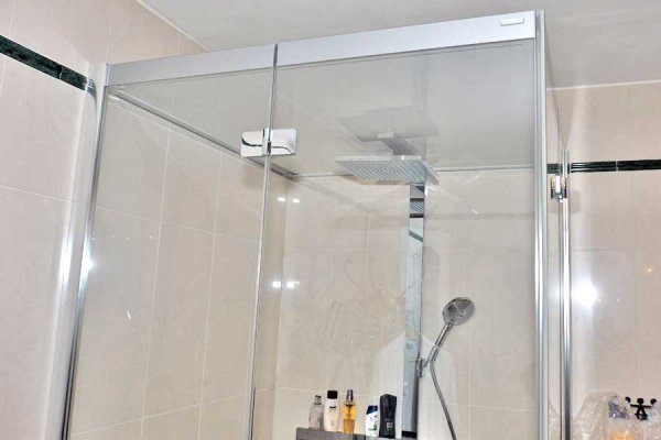 Luxus-Dusche mit Dach