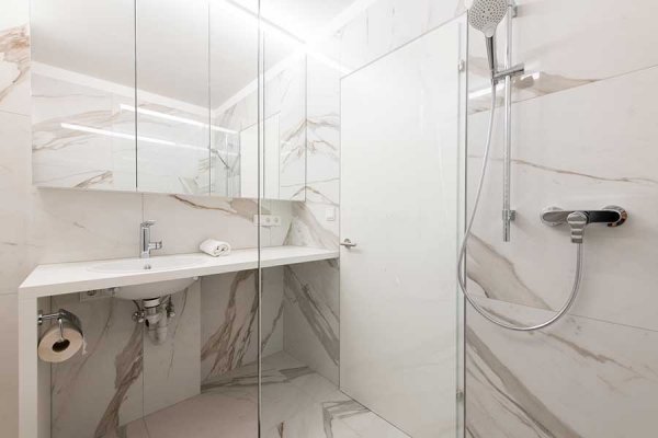 Exklusives Kleinbad in Weiß