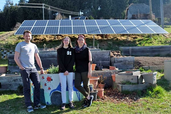 PV bietet unseren Hühnern Schatten