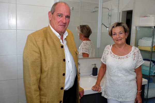 Durch die Glastür ins neue Bad