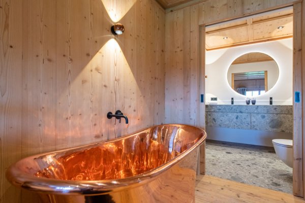 Luxuriöse Schaumbäder in der Kupferwanne