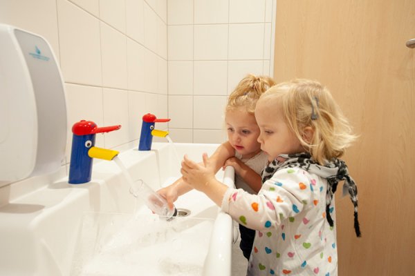 24 glückliche Kinder