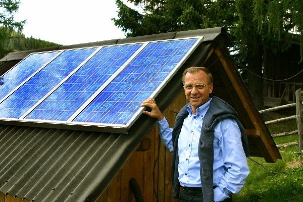 Hütte glänzt mit Solarzellen